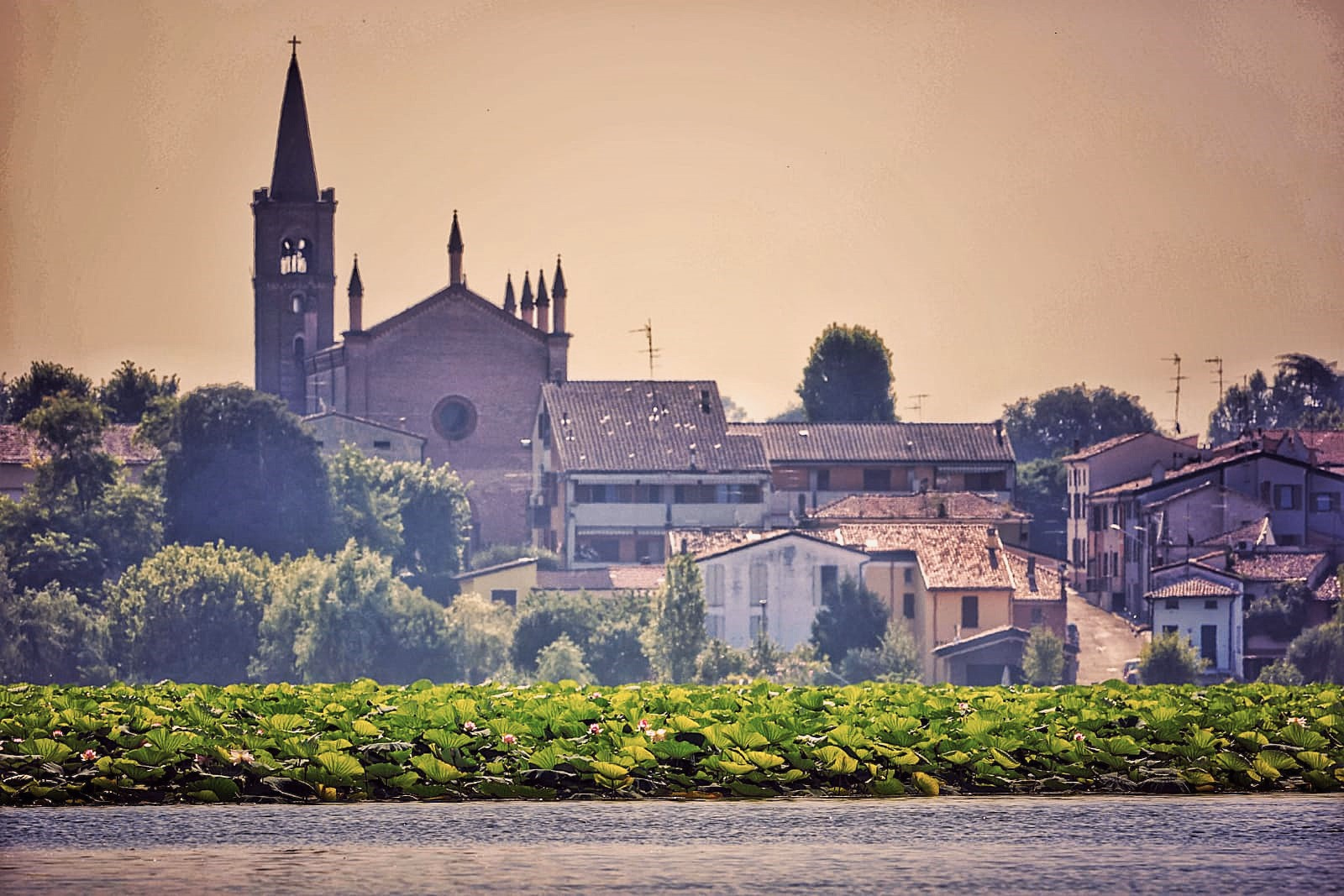 Mantova e i suoi borghi sull'acqua: un giardino incantato