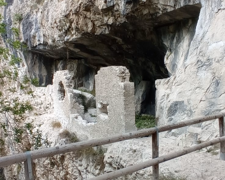 Trek & Climb ad Arco: tour delle cave e lezione di arrampicata con guida alpina
