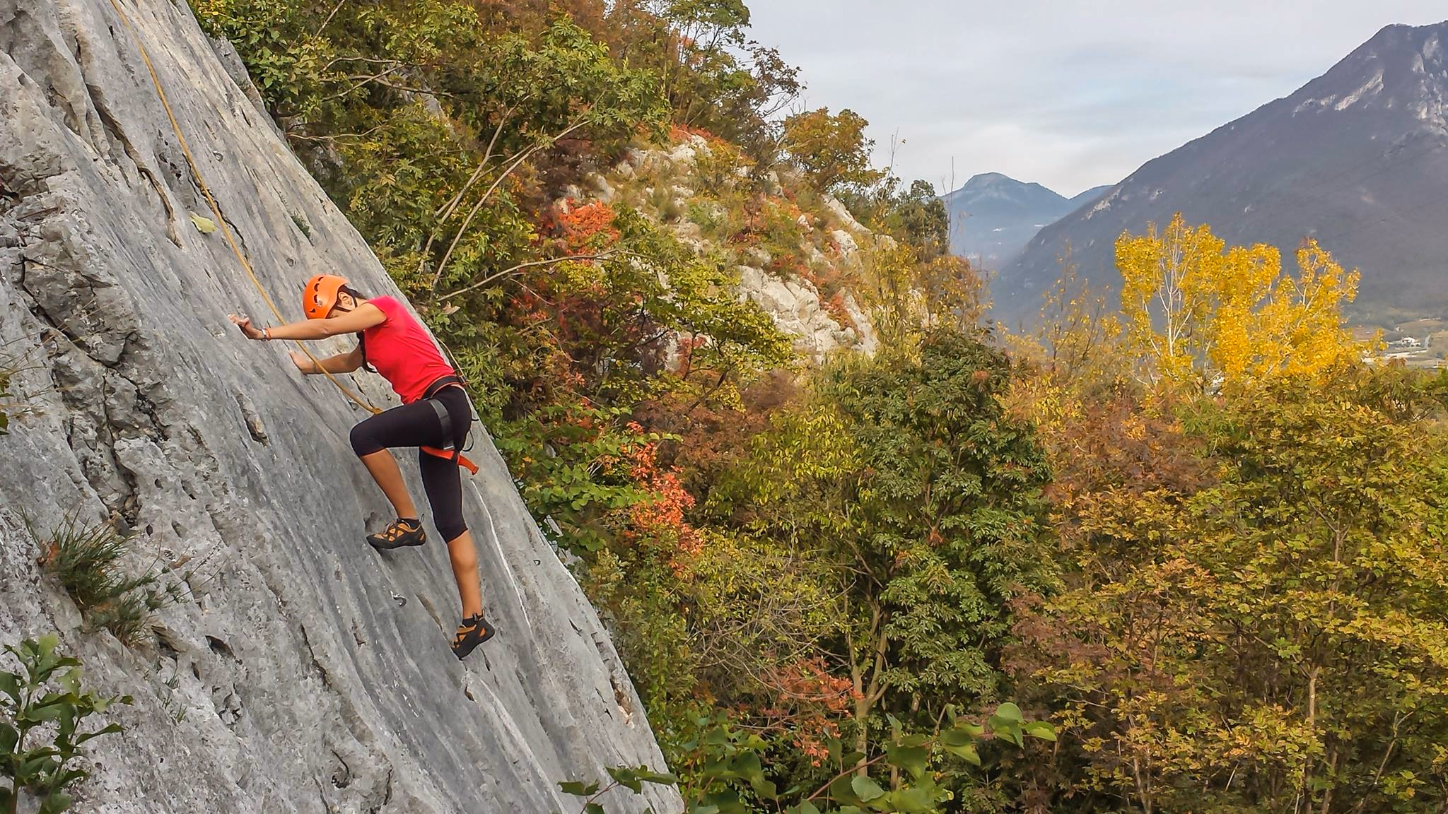 Trek & Climb ad Arco: tour delle cave e lezione di arrampicata con guida alpina