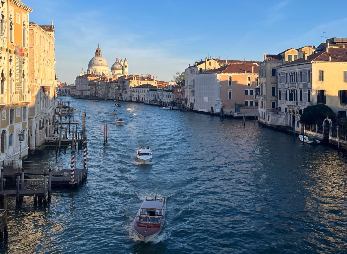 Venice by night: tour panoramico con aperitivo in barca al tramonto e sosta a Venezia