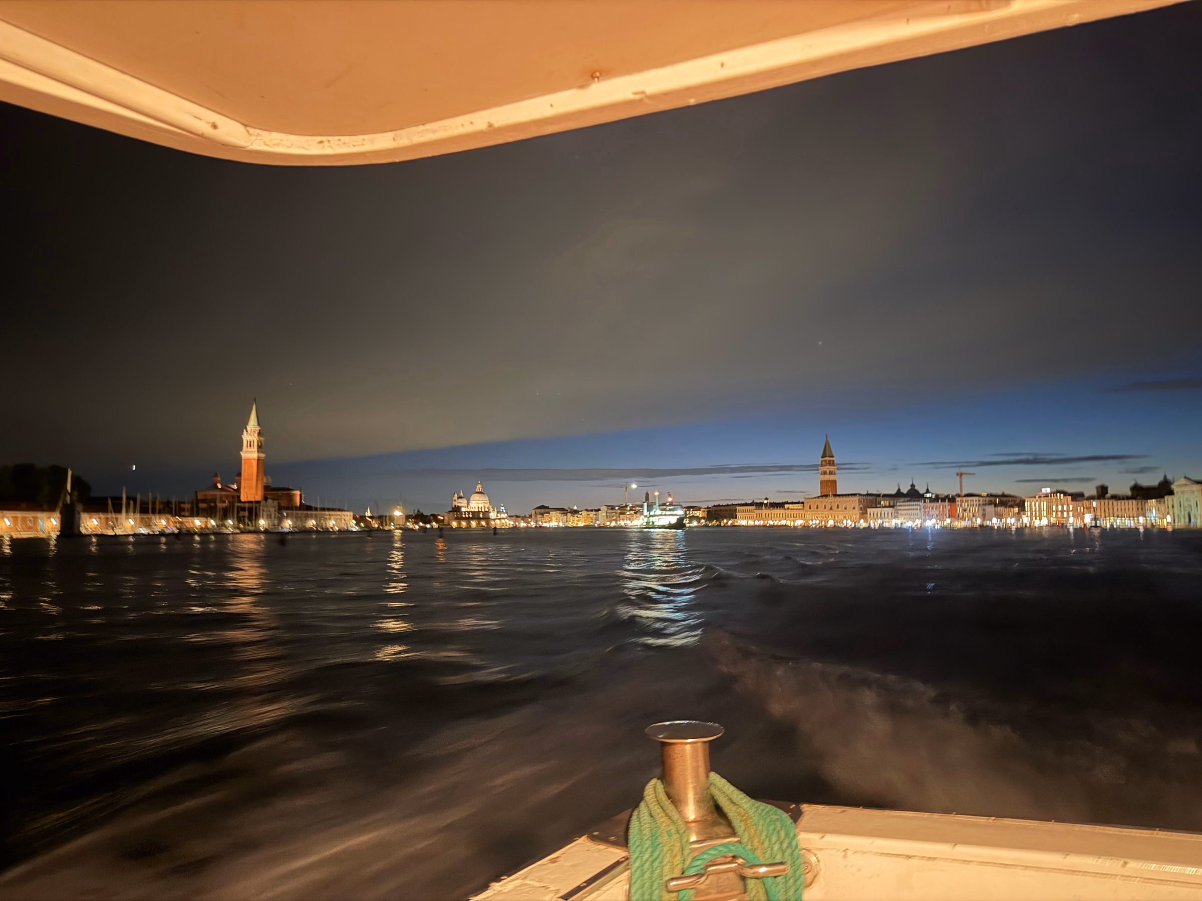 Venice by night: tour panoramico con aperitivo in barca al tramonto e sosta a Venezia