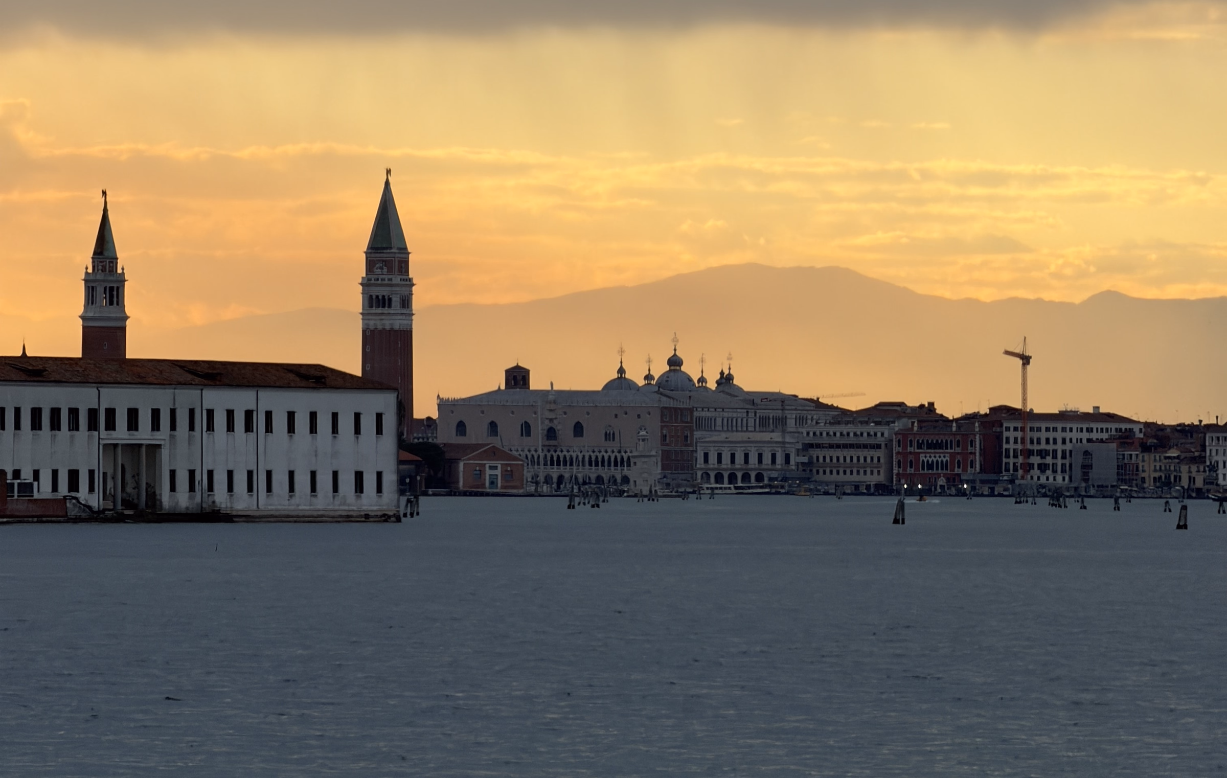 Venice by night: tour panoramico con aperitivo in barca al tramonto e sosta a Venezia