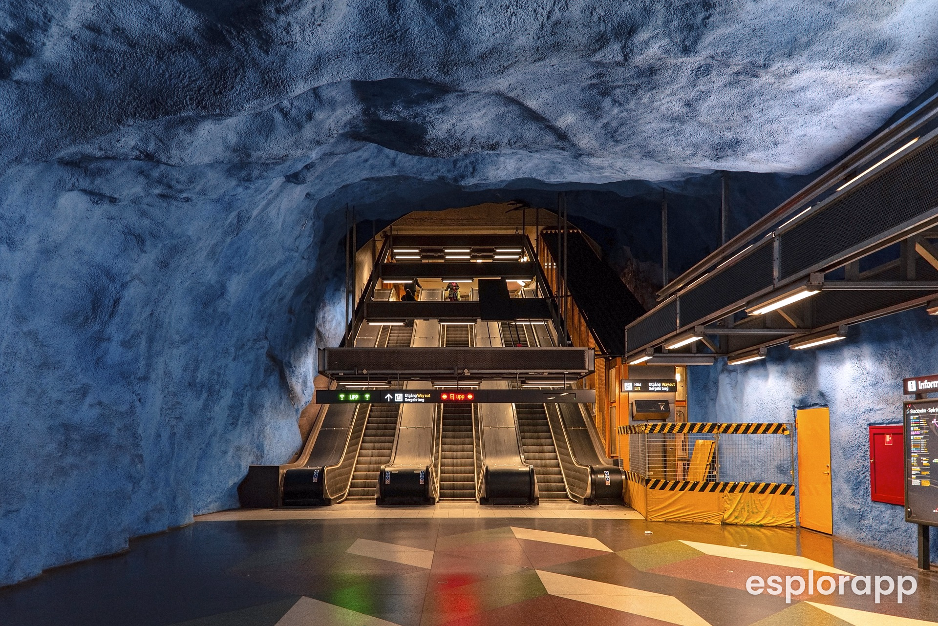 entrata di una stazione metropolitana a Stoccolma con pareti colorate di blu